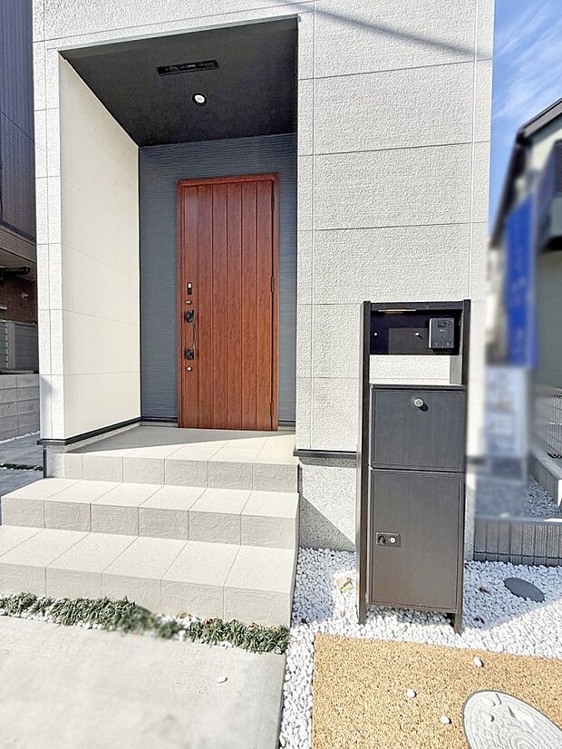 ■ シンプルで美しく、住まいの第一印象を彩る玄関です