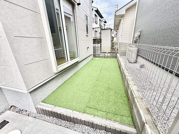 1号棟 ■季節の移ろいを感じられる、落ち着いた雰囲気の屋外空間