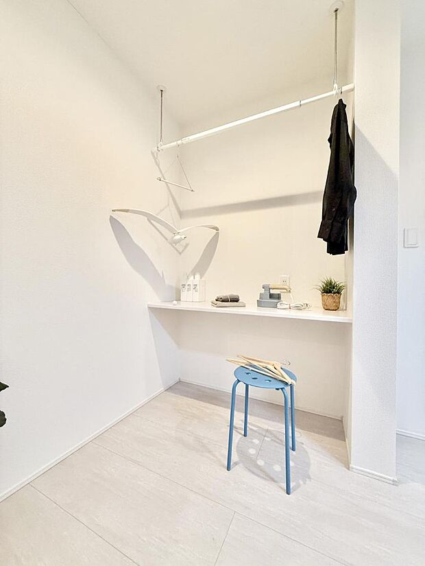 ■勉強・テレワークなど様々な用途で使えるカウンター付き  