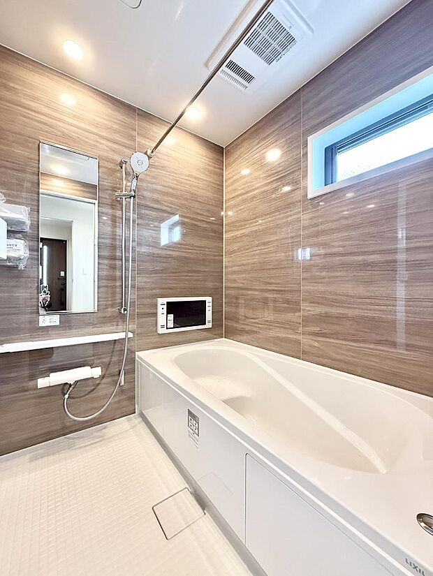 ■落ち着いた色合いの壁面、ゆっくり寛げるバスルーム