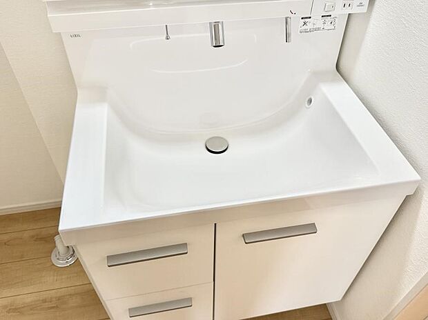 ■細かい部分まで洗いやすく便利なハンドシャワー付き