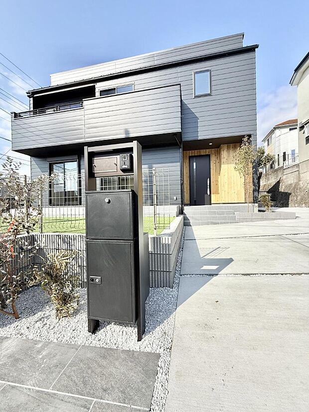 ■ シンプルで美しく、住まいの第一印象を彩る玄関です