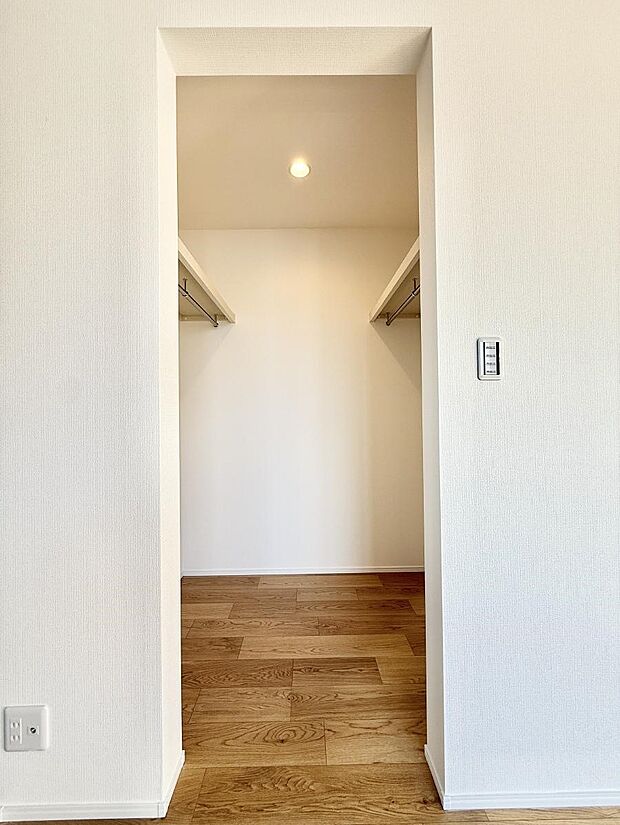 ■WIC付きで衣類も荷物もまとめて収納できる便利な空間です