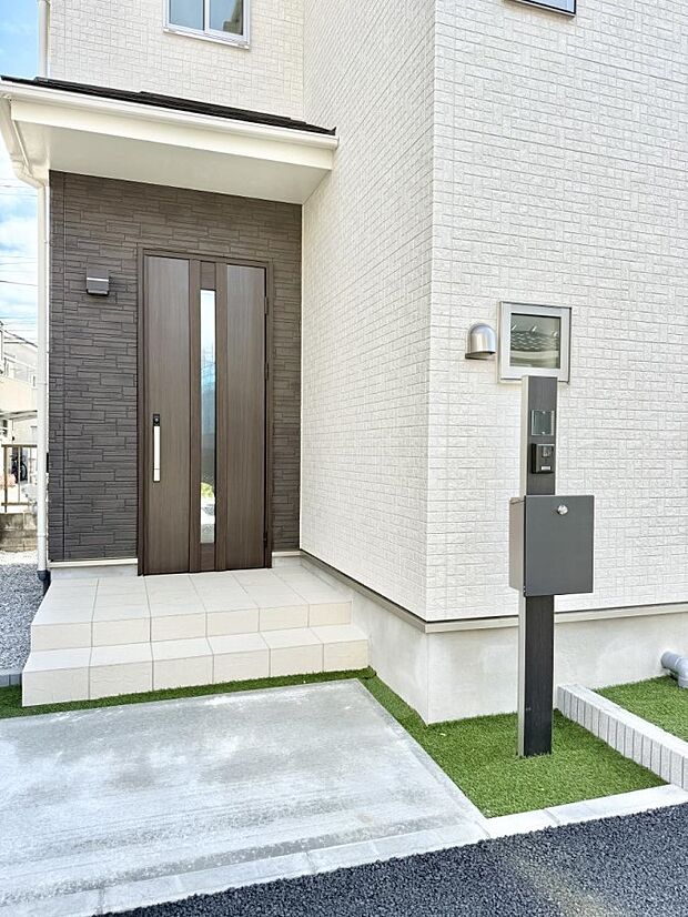 ■ シンプルで美しく、住まいの第一印象を彩る玄関です