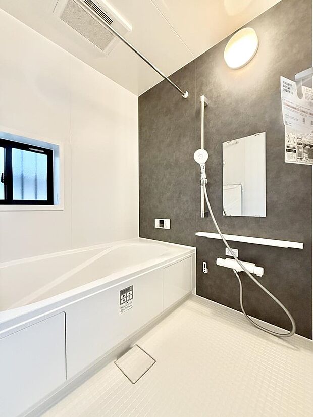 ■落ち着いた色合いの壁面、ゆっくり寛げるバスルーム