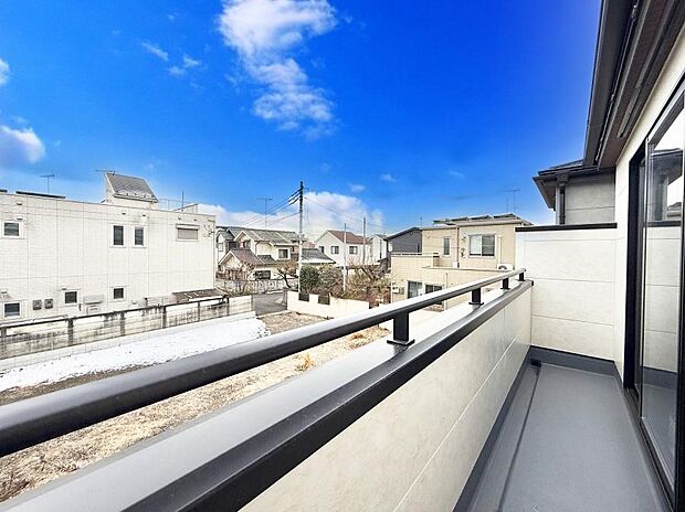 ■ 心地よい風と光を感じる、くつろぎのバルコニー