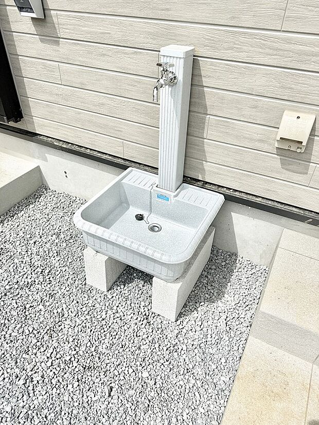 ■ガーデニングや洗車などの際に大活躍な屋外立水栓  