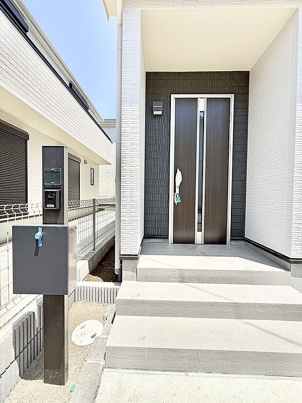 B号棟 ■ シンプルで美しく、住まいの第一印象を彩る玄関です