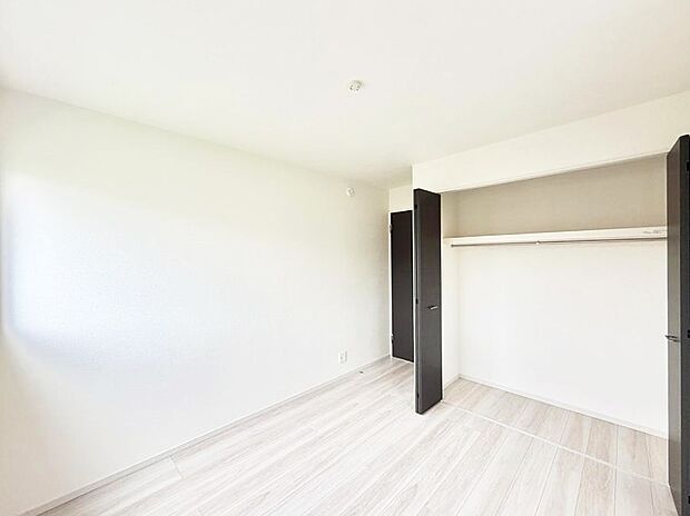 1号棟  ■落ち着いた色合いのお部屋で穏やかな時間を楽しめます