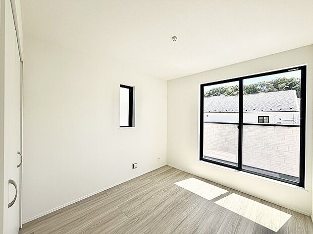 F号棟 ■落ち着いた色合いのお部屋で穏やかな時間を楽しめます