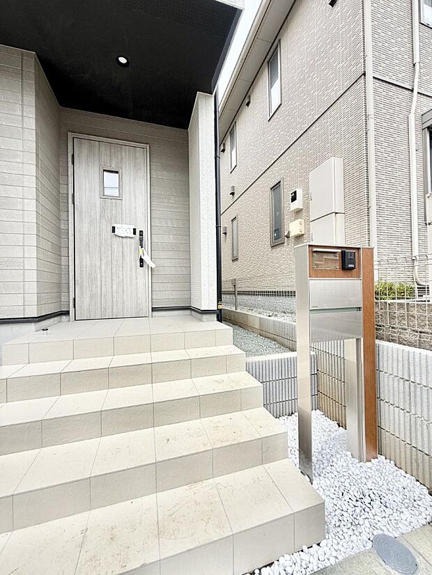 ■ シンプルで美しく、住まいの第一印象を彩る玄関です