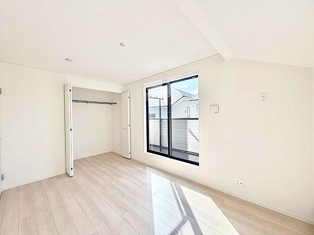 4号棟 ■シンプルな空間で、収納付きベッドやデスクなど、多機能な家具を活用しやすいです