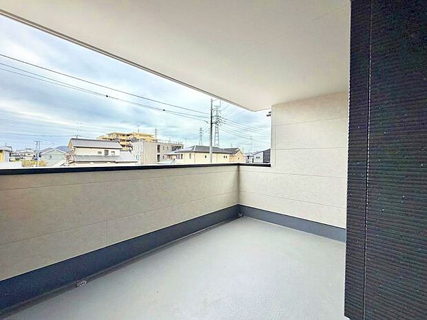 ■ 心地よい風と光を感じる、くつろぎのバルコニー