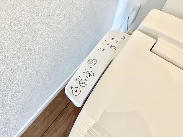 ■温水洗浄で快適、清潔感が保たれるシャワートイレ