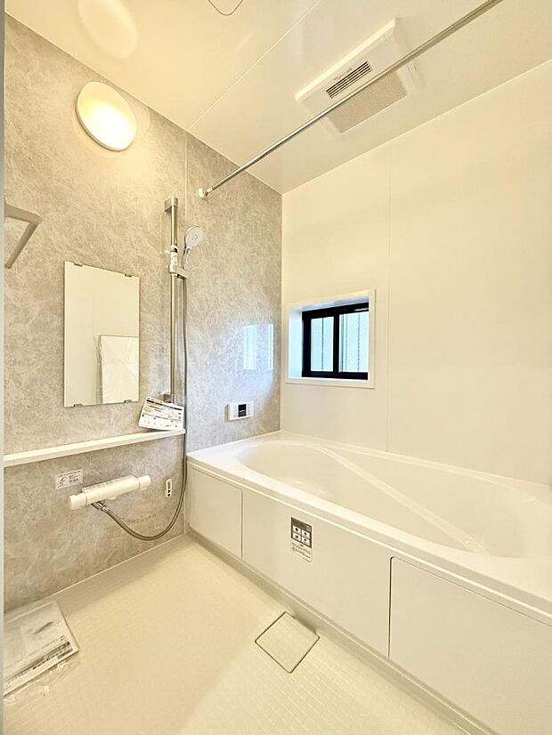 ■落ち着いた色合いの壁面、ゆっくり寛げるバスルーム