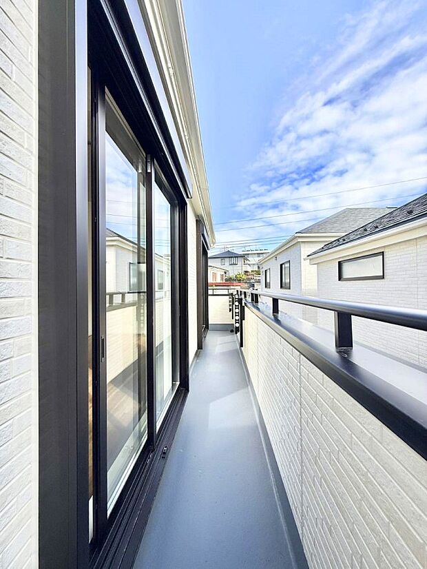 ■ 心地よい風と光を感じる、くつろぎのバルコニー