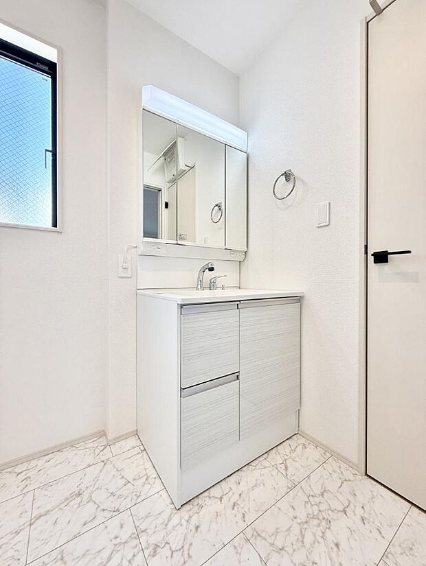 ■明るい洗面所は毎朝の歯磨きも楽しくできちゃいそうです♪