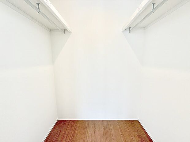 ■季節の洋服も、思い出の小物もすっきり収納できるウォークインクローゼット付