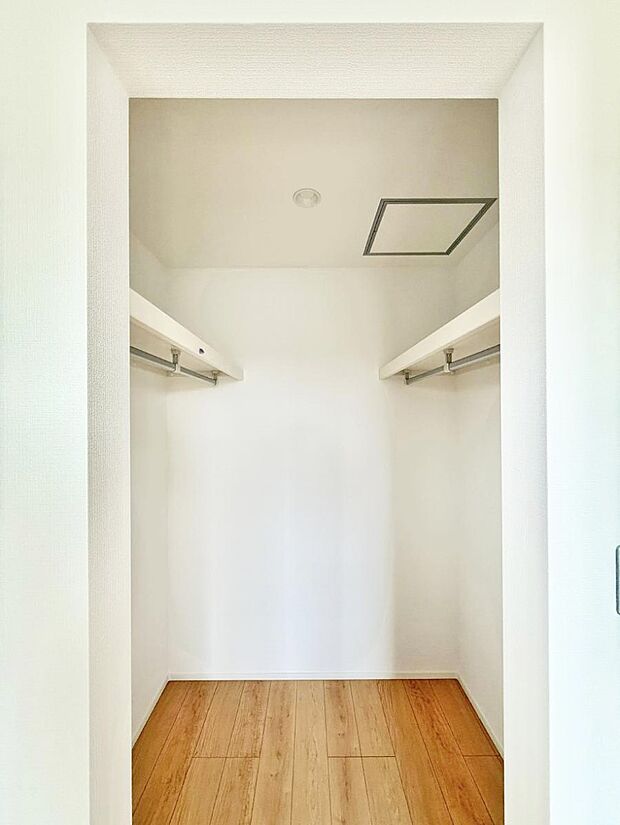 ■季節の洋服も、思い出の小物もすっきり収納できるウォークインクローゼット付  