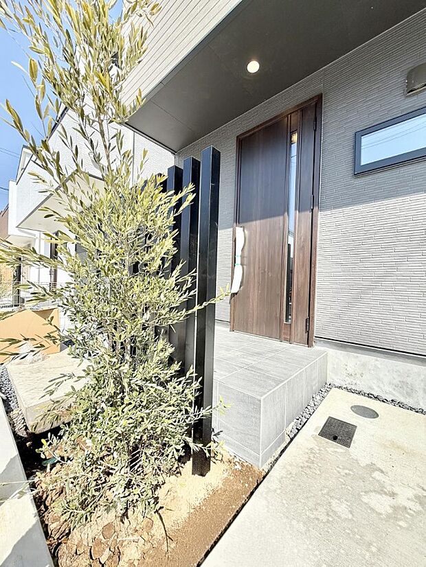 ■ シンプルで美しく、住まいの第一印象を彩る玄関です