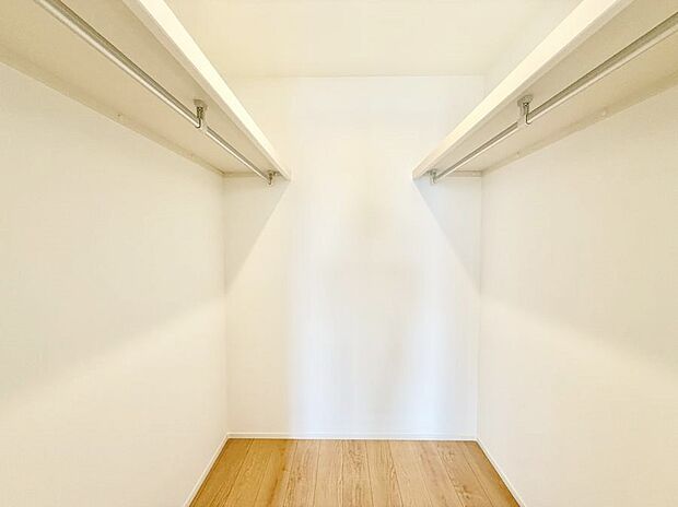 ■季節の洋服も、思い出の小物もすっきり収納できるウォークインクローゼット付