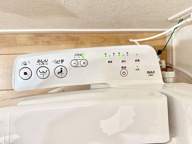 ■温水洗浄で快適、清潔感が保たれるシャワートイレ