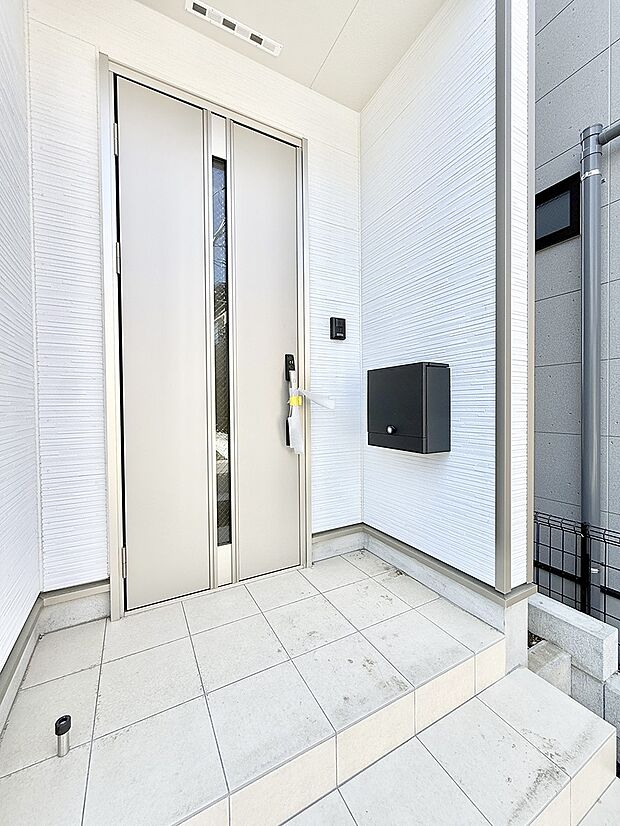 ■ シンプルで美しく、住まいの第一印象を彩る玄関です