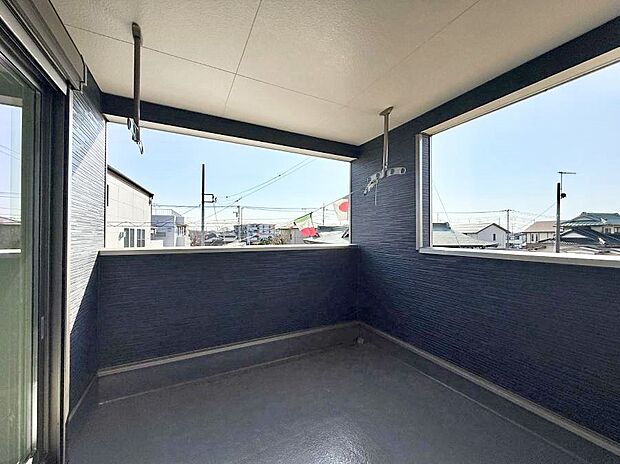 ■もうひとつのリビング、空とつながるインナーバルコニー