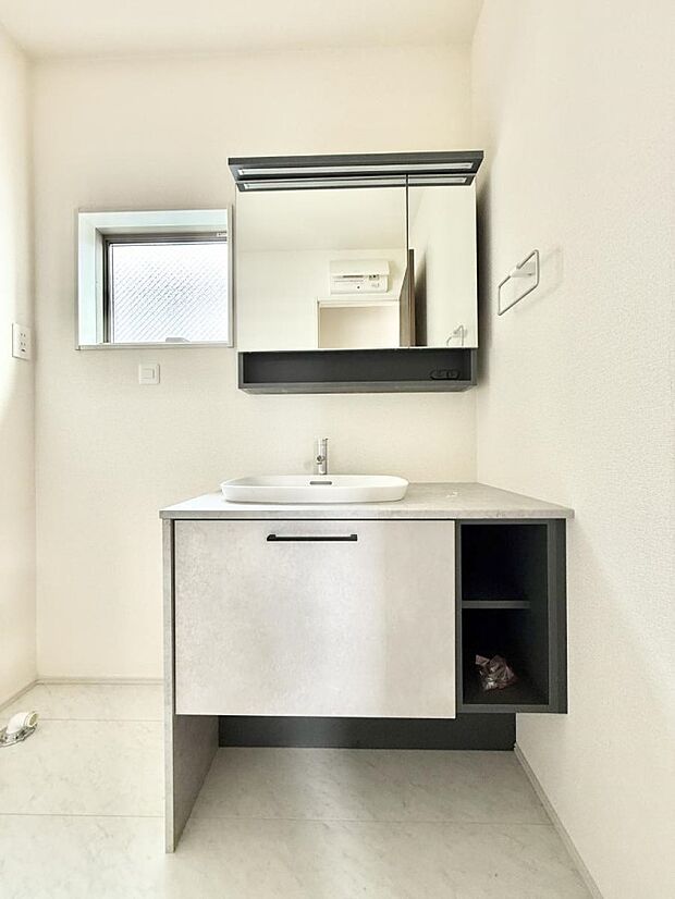 ■明るい洗面所は毎朝の歯磨きも楽しくできちゃいそうです♪