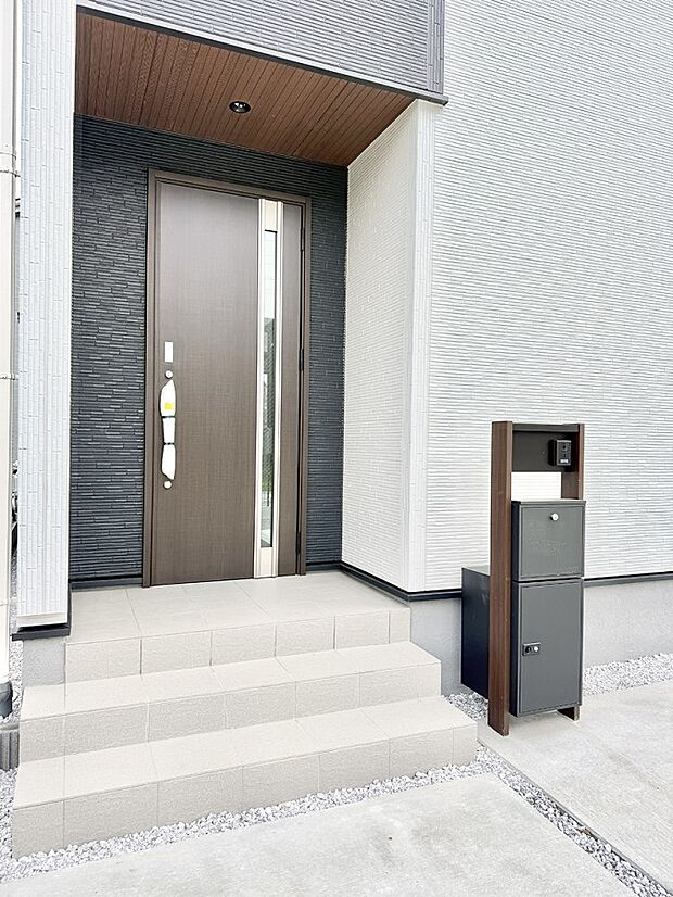 ■ シンプルで美しく、住まいの第一印象を彩る玄関です
