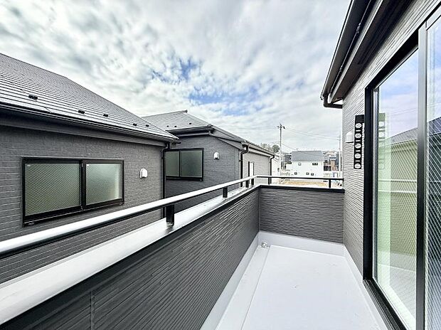 ■ 心地よい風と光を感じる、くつろぎのバルコニー