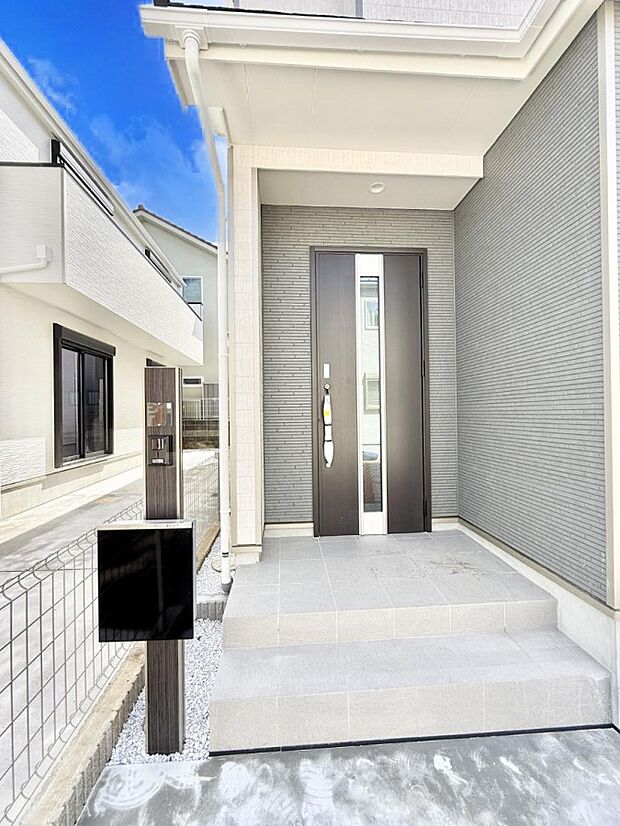 B号棟 ■ シンプルで美しく、住まいの第一印象を彩る玄関です