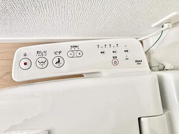 ■温水洗浄で快適、清潔感が保たれるシャワートイレ