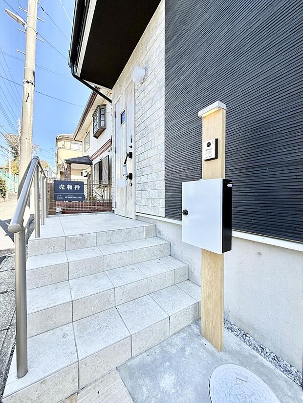 ■ シンプルで美しく、住まいの第一印象を彩る玄関です