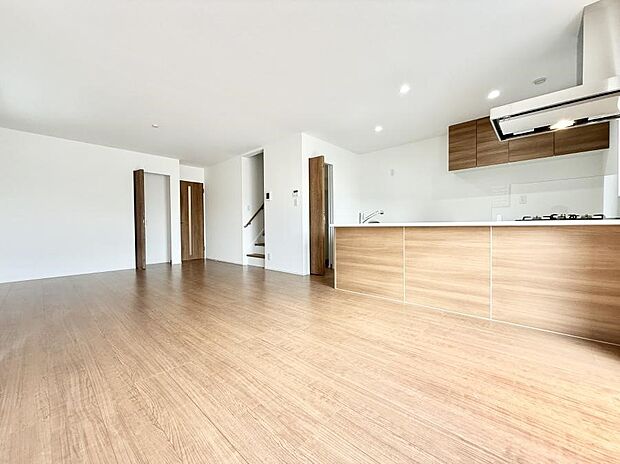 ■19.6帖のリビングには収納完備!キッチンには広々パントリーあり