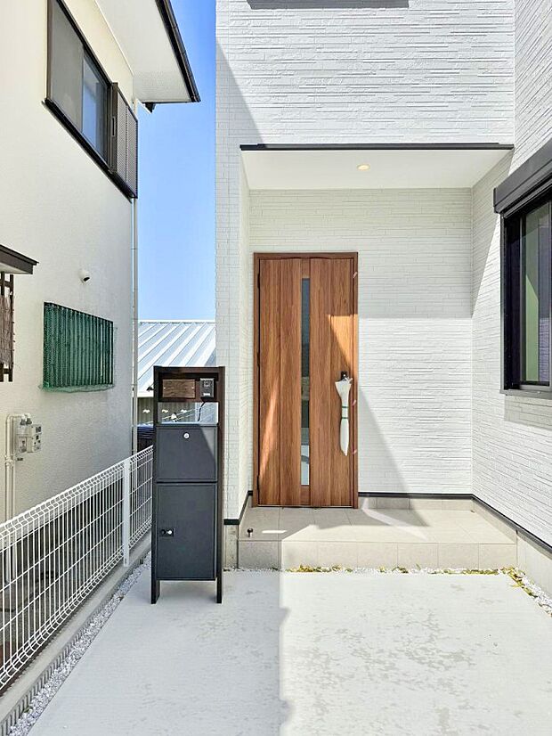 ■ シンプルで美しく、住まいの第一印象を彩る玄関です