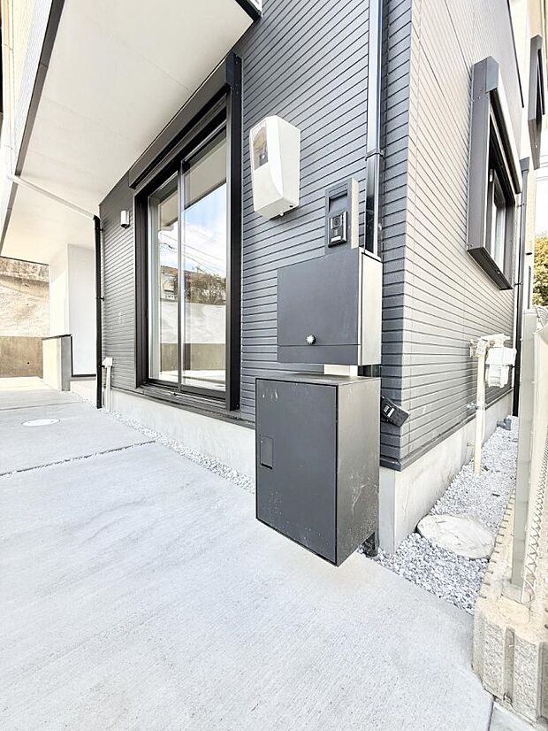 ■留守でも安心、荷物をしっかり受け取る宅配BOX付きポスト