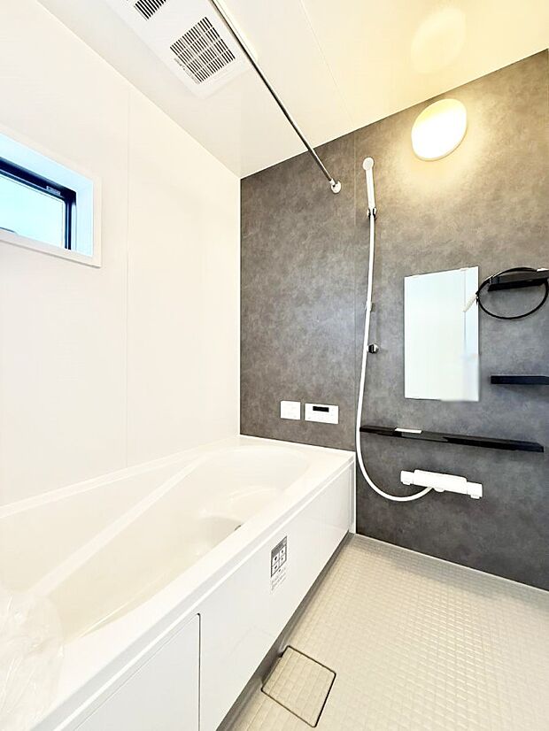 ■落ち着いた色合いの壁面、ゆっくり寛げるバスルーム