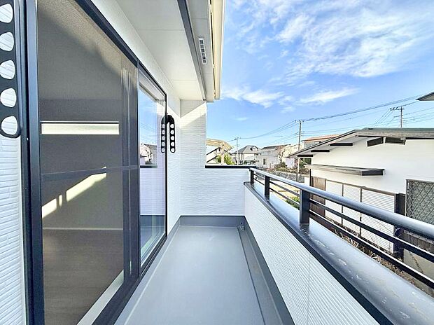 ■ 心地よい風と光を感じる、くつろぎのバルコニー