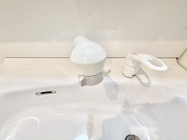 ■細かい部分まで洗いやすく便利なハンドシャワー付き