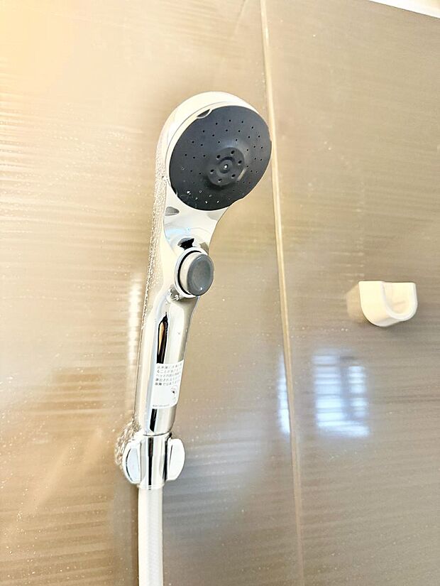 ■手元で簡単に止水できるため、水の無駄遣いを減らすことができます。