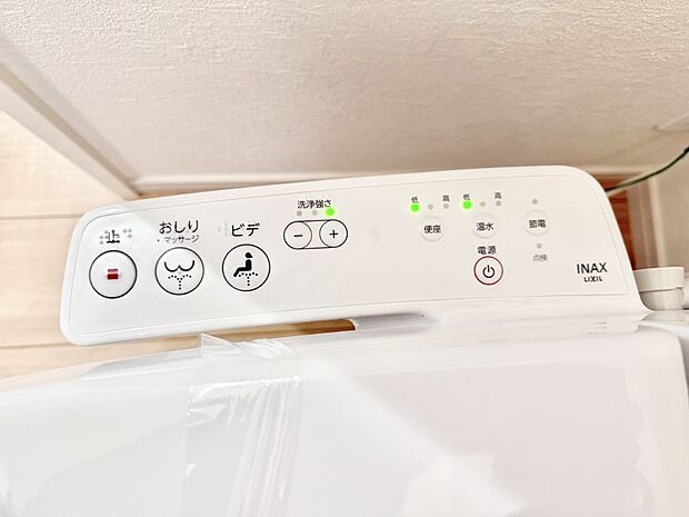 ■温水洗浄で快適、清潔感が保たれるシャワートイレ