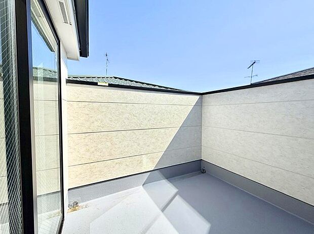 ■ 心地よい風と光を感じる、くつろぎのバルコニー