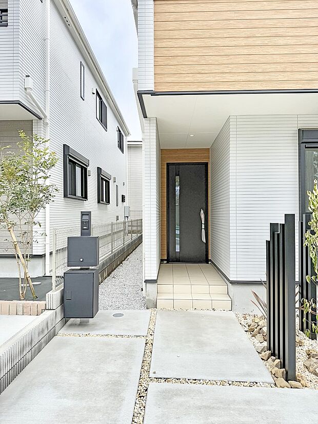 ■ シンプルで美しく、住まいの第一印象を彩る玄関です