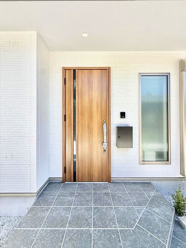 ■ シンプルで美しく、住まいの第一印象を彩る玄関です