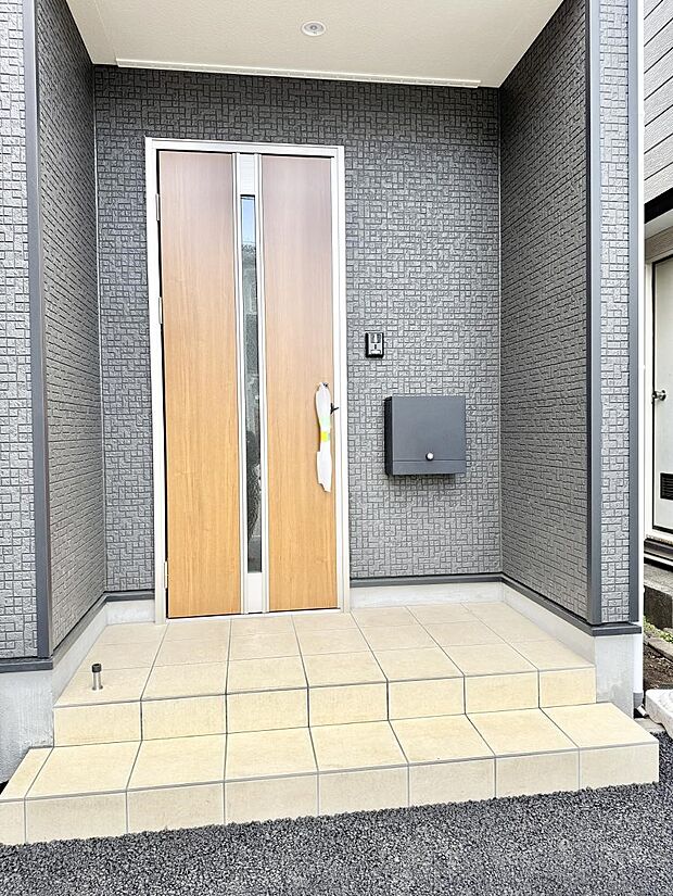 ■ シンプルで美しく、住まいの第一印象を彩る玄関です