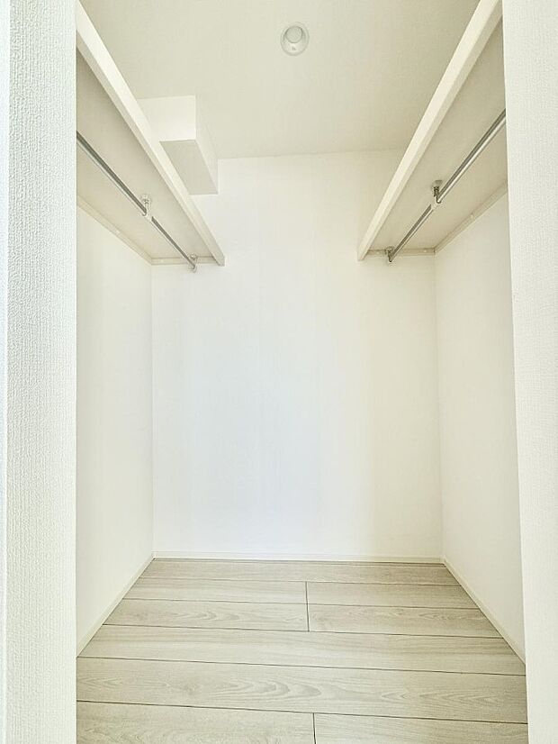 ■季節の洋服も、思い出の小物もすっきり収納できるウォークインクローゼット付