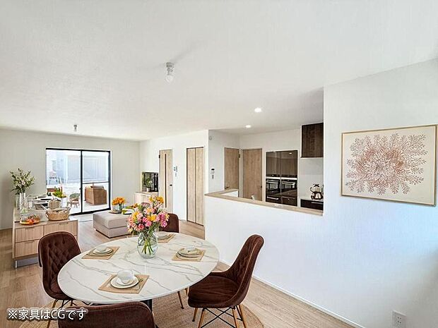 ■LDK19帖、南向きで陽当り良好なリビング