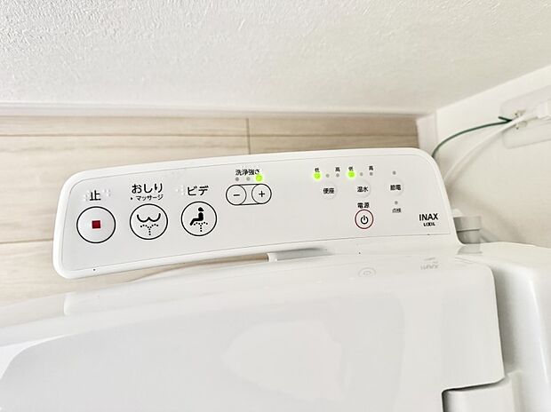 ■温水洗浄で快適、清潔感が保たれるシャワートイレ