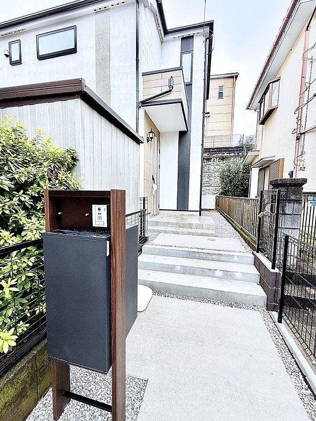 ■ シンプルで美しく、住まいの第一印象を彩る玄関です